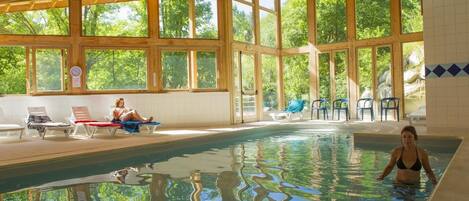 من حمّامات السباحة المغطاة، حمّام سباحة مُدفَّأ