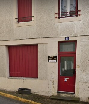 Exterior detail - 20.50M2 STUDIO on the ground floor FOR 1 OR 2 PEOPLE (Néris-les-Bains)