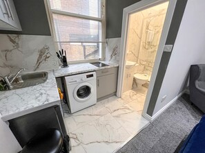 Shower, hair dryer - Studio apartment in Maida vale (Greater London)
