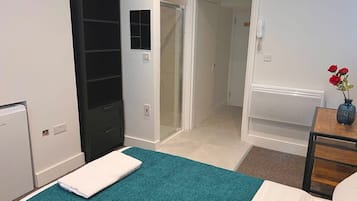 1 bedroom, desk, iron/ironing board, WiFi