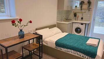 1 bedroom, desk, iron/ironing board, WiFi