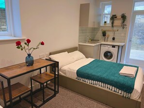 1 slaapkamer, een bureau, een strijkplank/strijkijzer, wifi