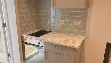 Jääkaappi, uuni, liesi