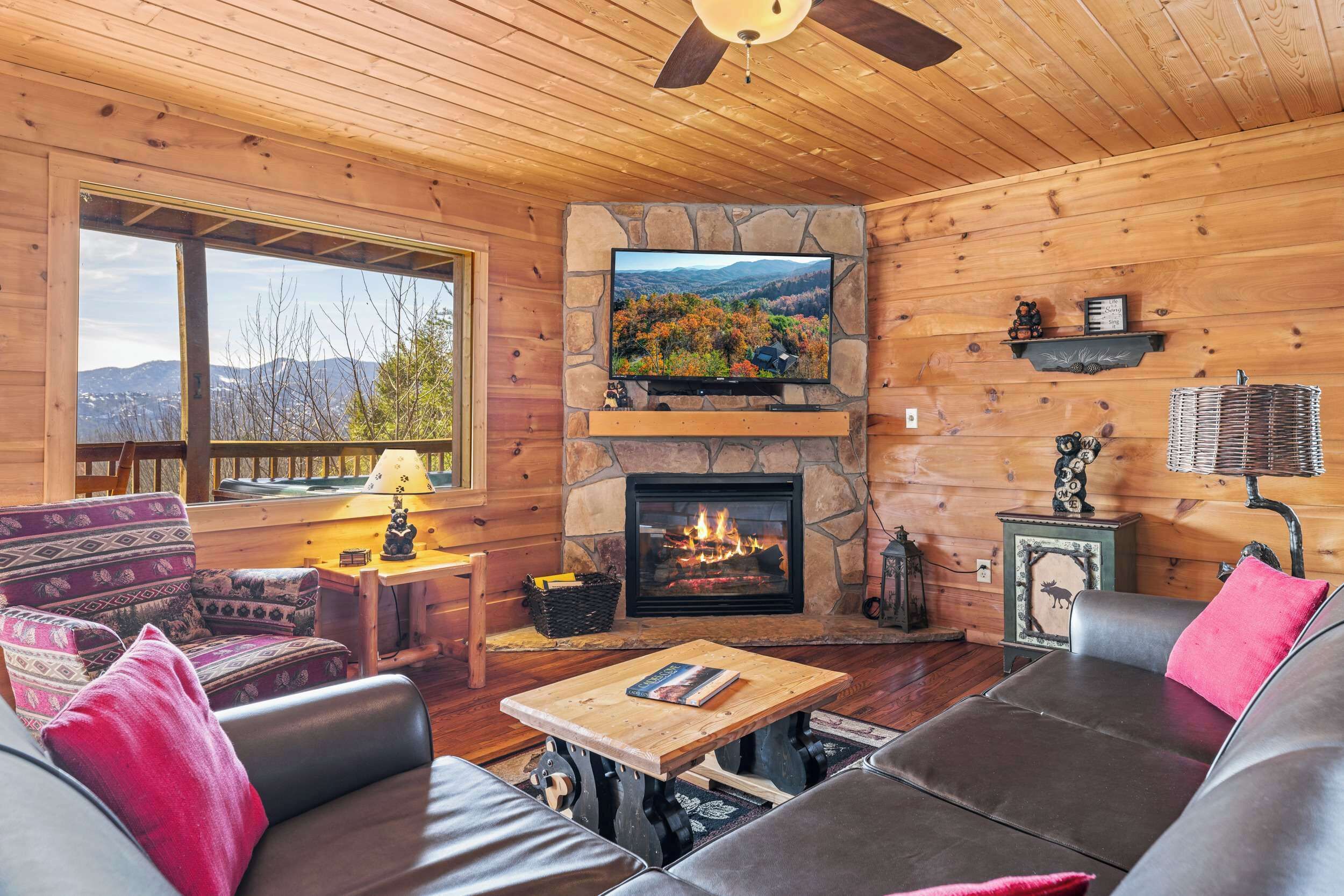 Een televisie, een open haard en een kantoor