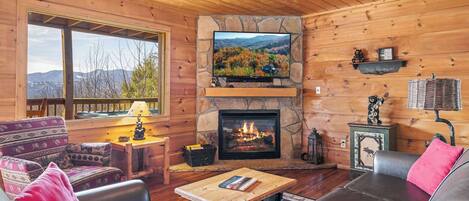 Een televisie, een open haard en een kantoor