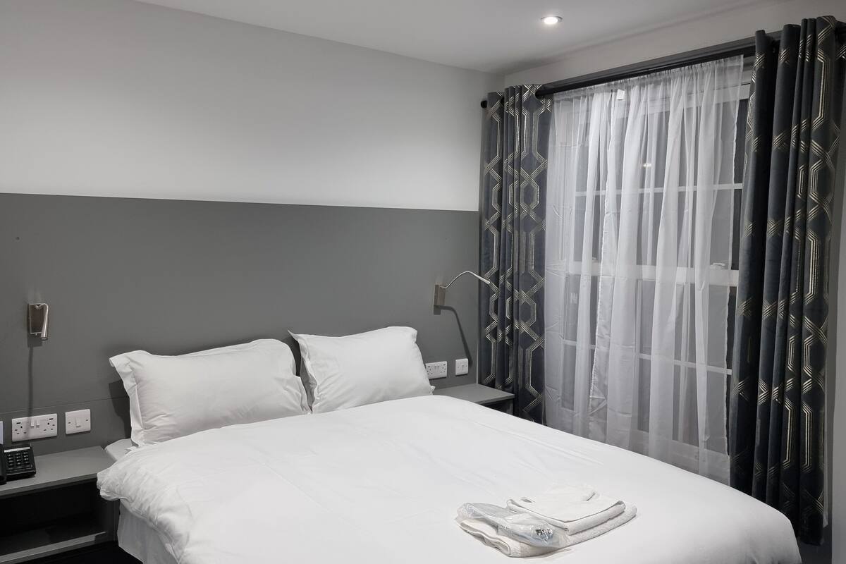 Standard Double Room | Desk, laptop workspace, WiFi (free), bed sheets