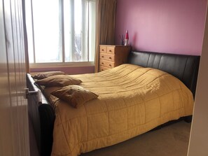 2 makuuhuonetta, silitysrauta/-lauta, Wi-Fi, vuodevaatteet