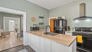 Een koelkast, een magnetron, een oven, een kookplaat