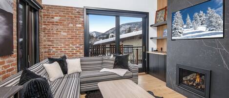 Smart TV, fireplace