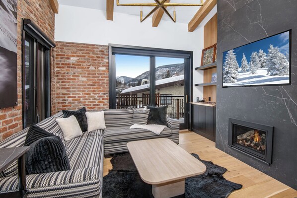 Smart TV, fireplace