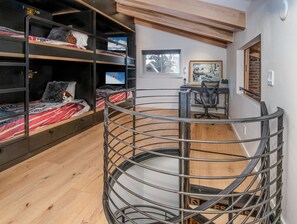 1 habitación, tabla de planchar con plancha, wifi gratis y ropa de cama 
