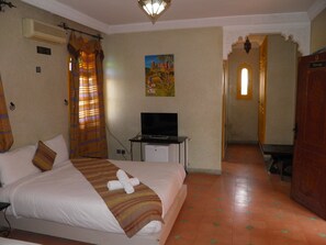 10 habitaciones, tabla de planchar con plancha, cuna de viaje y wifi