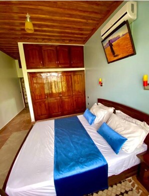 10 Schlafzimmer, Bügeleisen/Bügelbrett, Reisekinderbett, WLAN