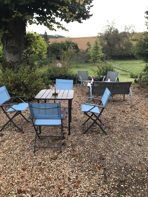 Outdoor dining - "le pré du val" quiet bed and breakfast in the heart of nature (Saint-Astier)