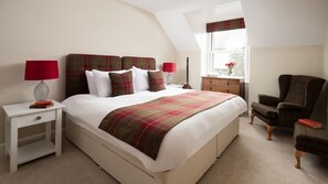 4 bedrooms, travel crib, internet, bed sheets