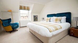 4 bedrooms, travel crib, internet, bed sheets