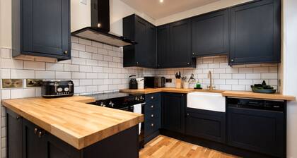 Dalgety, Peebles - sleeping 8 guests in 4 bedrooms
