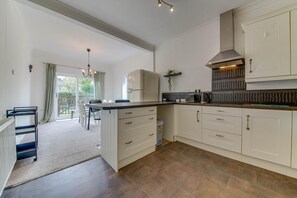 Bungalow | Cocina privada | Frigorífico, microondas, horno y placa de cocina