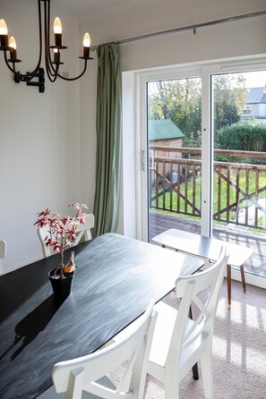 Bungalow | Spiseområde på rommet