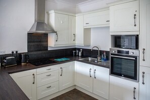 Bungalou | Cuina privada | Frigorífic, microones, forn i placa de cuina
