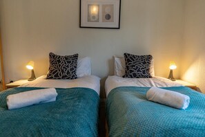 2 habitaciones, escritorio y espacio para trabajar con laptop 