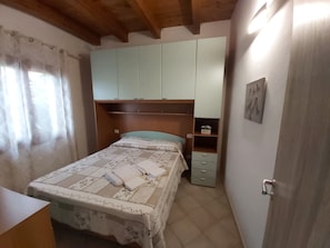 1 habitación, tabla de planchar con plancha, wifi y ropa de cama 