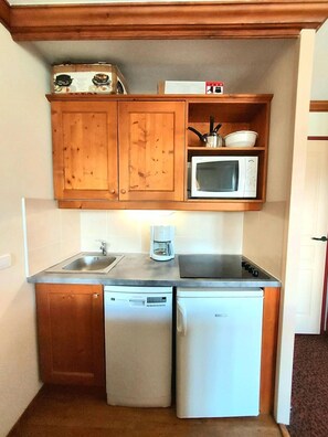 Fridge, microwave, dishwasher, coffee/tea maker