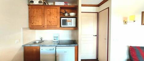 Kylskåp, mikrovågsugn och diskmaskin