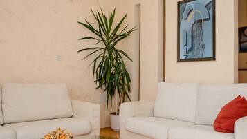 Appartement (Two Bedroom Apartment with Balcony an) | Salle de séjour | Télévision à écran plat de 32 pouces avec chaßnes par satellite
