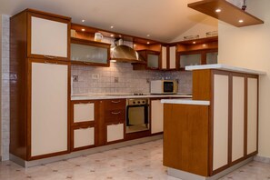 Apartment (Two Bedroom Apartment with Balcony an) | Private kitchen | Fridge - Guest House Villa Anggela (Rab)