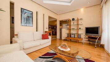 Departamento (Two Bedroom Apartment with Balcony an) | Sala de estar | Televisión de pantalla plana de 32 pulgadas con canales vía satélite