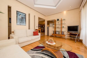 Apartment (Two Bedroom Apartment with Balcony an) | Living room | 32-inch flat-screen TV with satellite channels - Guest House Villa Anggela (Rab)