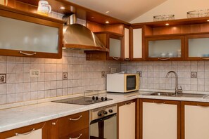 Apartment (Two Bedroom Apartment with Balcony an) | Private kitchen | Fridge - Guest House Villa Anggela (Rab)
