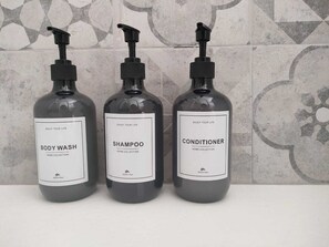 Dusche, Haartrockner, Bidet, Handtücher
