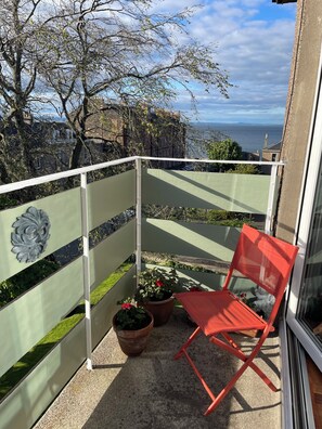 Property grounds - Coastal Mid-Century Sanctuary. 100m to Portobello Beach. Sea Views. Free Parking (Edinburgh)