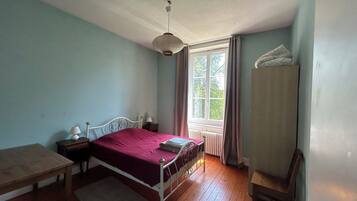 16 bedrooms, WiFi, bed sheets