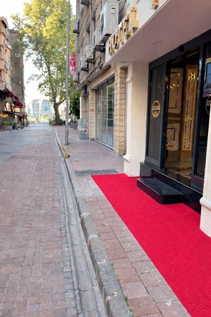 A hotel entrance with a red carpet, a glass door, and a sign indicating a no parking zone. - FORTYNINE HOTEL (Istanbul)