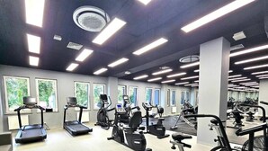 A gym with treadmills, stationary bikes, and elliptical machines. - Apartament Glamour z basenem - 365PAM (Kolobrzeg)