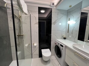 Comfort Apartment, Balcony | Bathroom | Hair dryer, towels, toilet paper