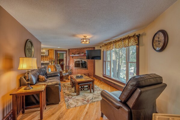TV, fireplace - 3 bedroom house sleeps 7. Dog Friendly. Short drive to Loon Mtn, Cannon & Icecastles (North Woodstock)