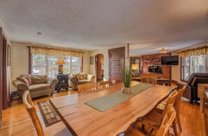Dining - 3 bedroom house sleeps 7. Dog Friendly. Short drive to Loon Mtn, Cannon & Icecastles (North Woodstock)