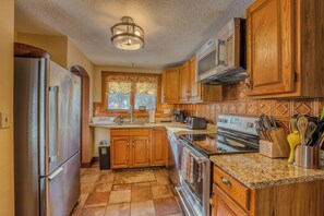 Fridge, microwave, oven, stovetop - 3 bedroom house sleeps 7. Dog Friendly. Short drive to Loon Mtn, Cannon & Icecastles (North Woodstock)