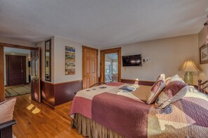 3 bedrooms, iron/ironing board, WiFi, bed sheets - 3 bedroom house sleeps 7. Dog Friendly. Short drive to Loon Mtn, Cannon & Icecastles (North Woodstock)