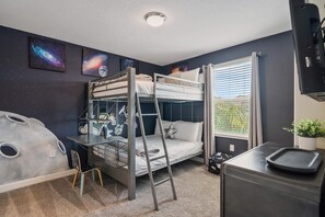 Työpöytä, silitysrauta/-lauta, vauvan matkasänky, ilmainen Wi-Fi