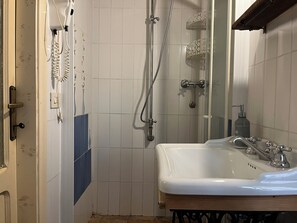 Dusche, Haartrockner, HandtĂŒcher