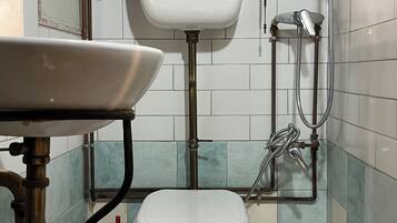 Een douche, een haardroger, handdoeken