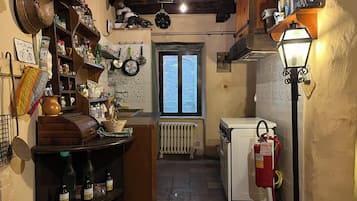 Fridge, oven, stovetop, cookware/dishes/utensils