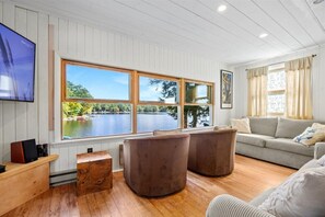 TV connectée, lecteur de DVD, livres, vidéothèque