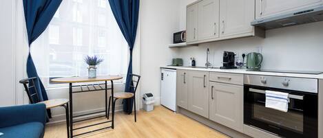 Een koelkast, een magnetron, een oven, een kookplaat