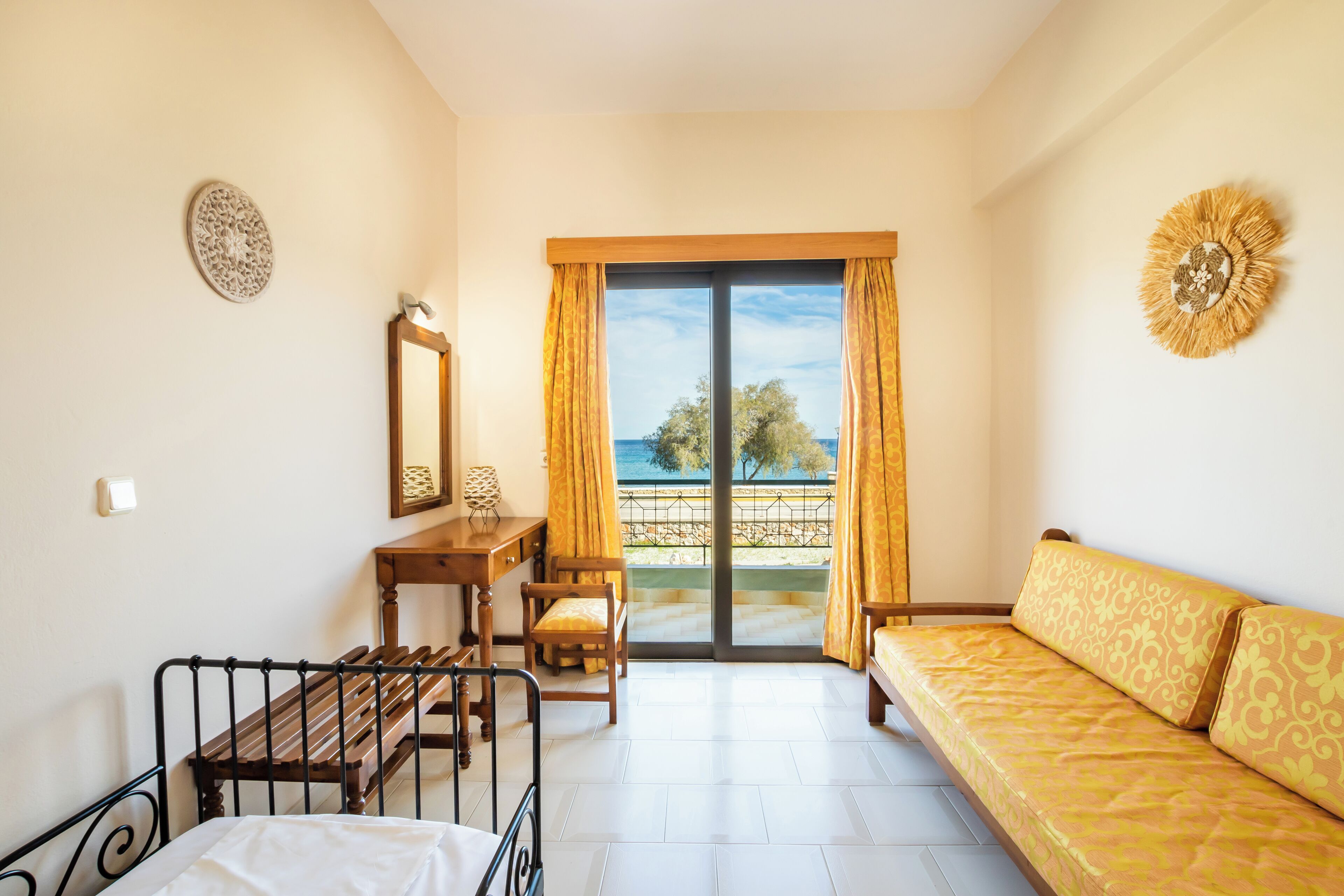 Habitación familiar, vista al mar | Escritorio, espacio para trabajar con laptop y insonorización 